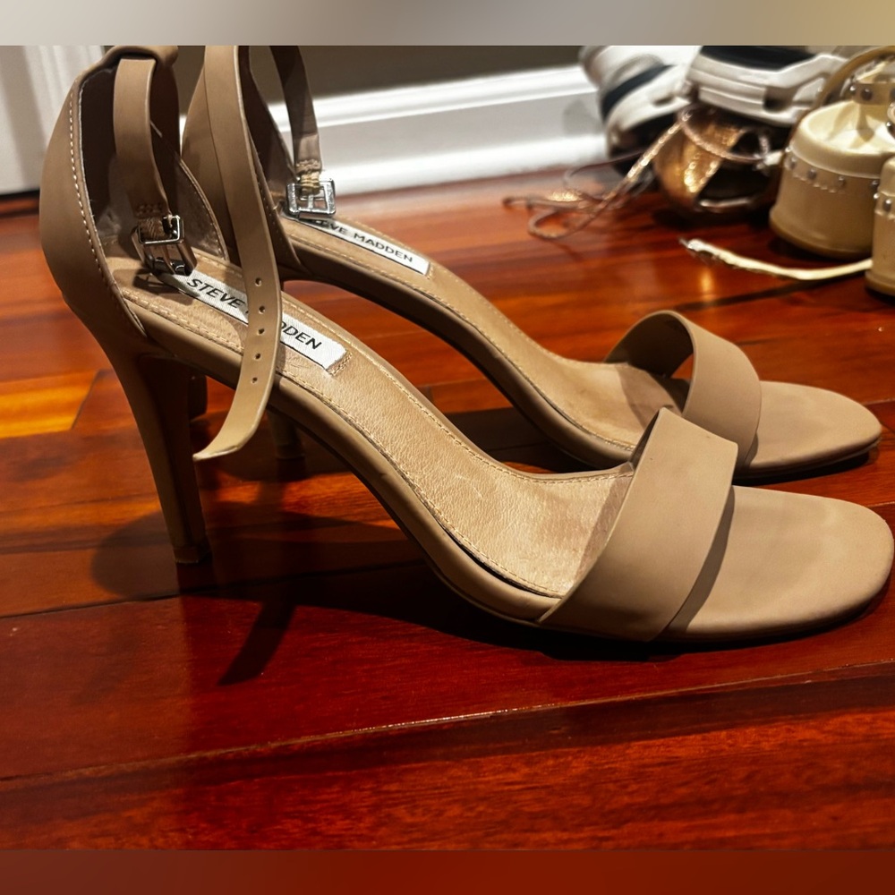 Beautiful and surprisingly comfortable Steven Madden sandals